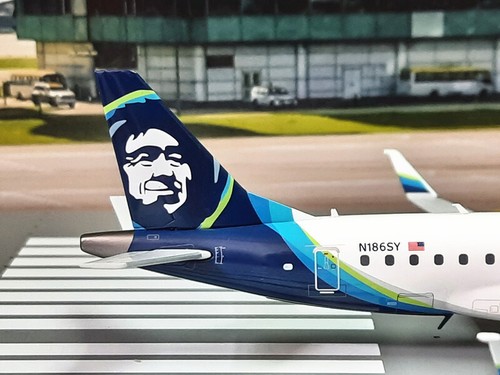 GeminiJets for Alaska EMBRAER ERJ-175 E170-200LR N186SY 1/200 Pre-built Model - Picture 4 of 5