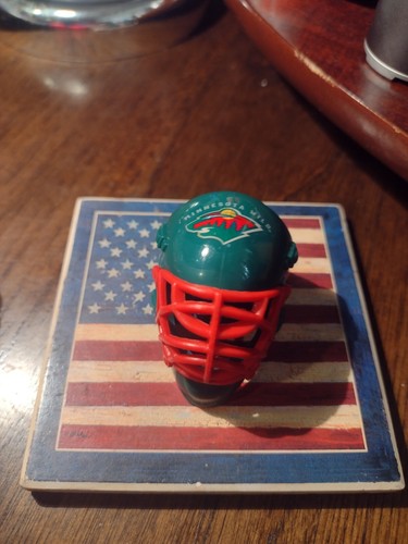 🌑MINNESOTA WILD/ NORTH STARS stack of cards w/2 FREE goalie helmets & a pennant - Picture 4 of 4