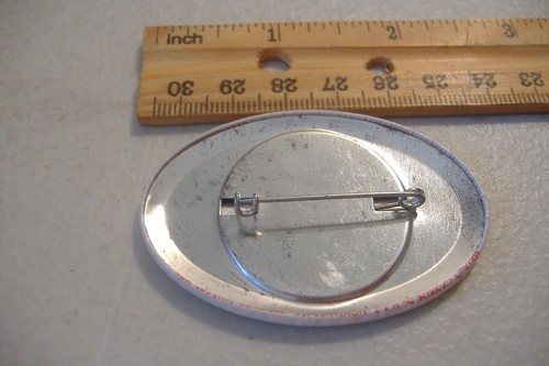 ~MCDONALDS~FINLAND & CANADA FLAGS~OVAL BUTTON PIN~ - Picture 2 of 2