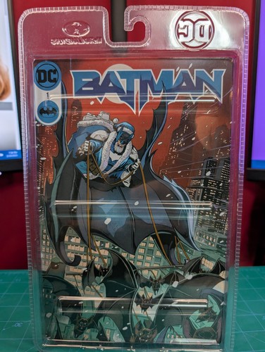 Tuta McFarlane DC Multiverse etichetta oro Batman Babbo Natale blu - Foto 2 di 2
