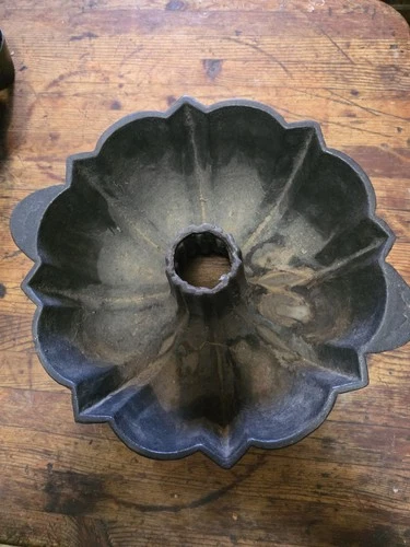 Cast Iron Bundt Pan Wagner Griswold Or Lodge?