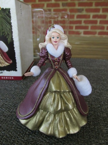 1996 Hallmark Keepsake Holiday Barbie Collectors Series adorno de Navidad cuarto - Imagen 3 de 8
