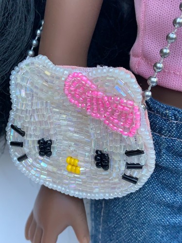 2000 TBKI AFROAMERIKANISCHE PUPPE MIT HELLO KITTY KLEIDUNG - Bild 7 von 12
