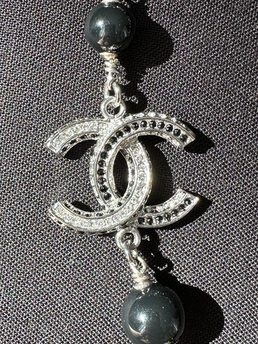 CHANEL 2017P PLATA CC LOGO BLANCO NEGRO PERLAS CRISTALES COLLAR CORTO DIJES - Imagen 10 de 19