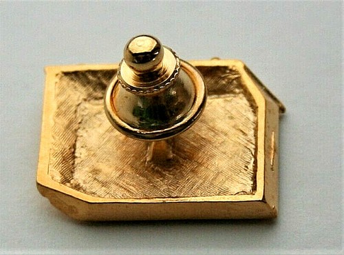 1980s Delco Freedom Battery Auto Car Racing Brass Lapel Hat Pin Tie Tac New MIB - Picture 3 of 4