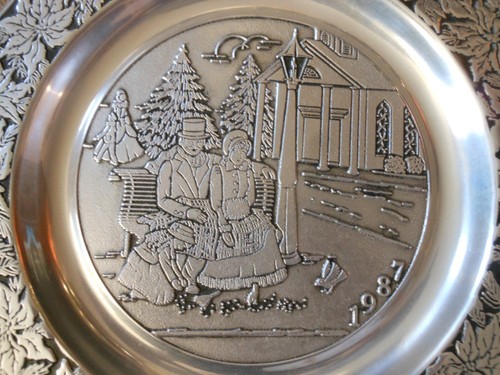 RWP WILTON ARMETALE PEWTER CHRISTMAS PLATE, FAMILY FEEDING BIRDS 1987, USA MADE - Picture 2 of 19