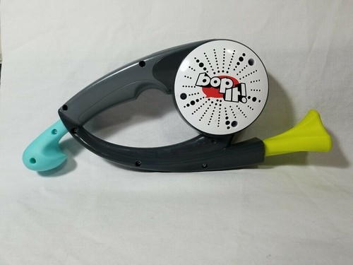 Hasbro Bop It! 2015 Juego electrónico de reflejo parlante de mano funciona - Imagen 2 de 5