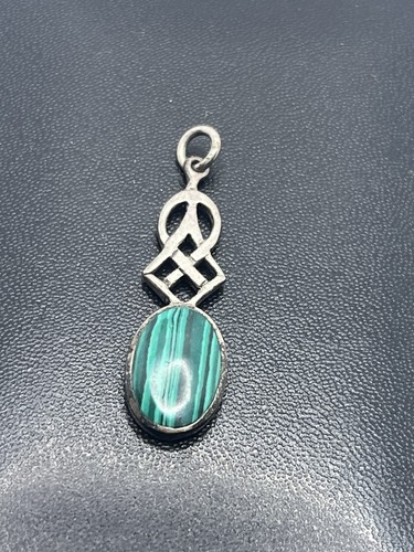 Piedra ovalada a rayas verdes malaquita engarzada en plata de ley colgante para collar - Imagen 6 de 14
