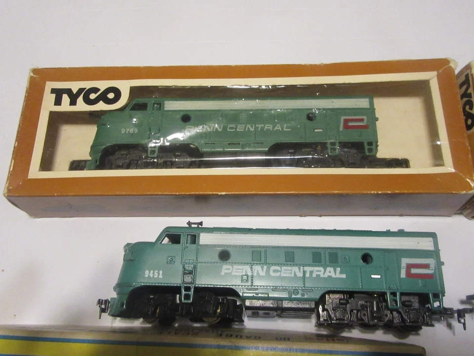 5 HO scale Penn Central Diesel Locomotives. All run - Image 2 of 4