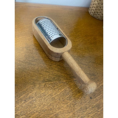 Sagaform Nature Grater Oak and Stainless Steel - Picture 3 of 12
