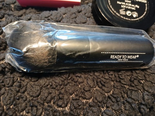 Ready To Wear New York Sublime Luxe Face Perfecting Powder ~ Light mit Pinsel Neu im Karton - Bild 2 von 3