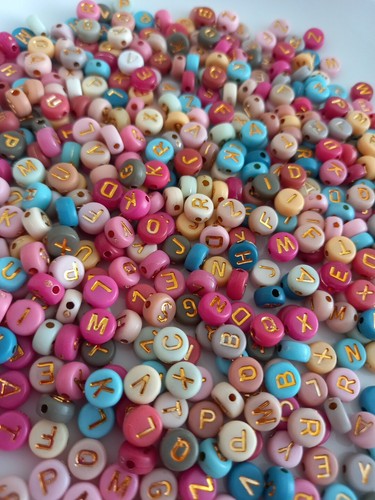 Job Lot Of 60 Pieces Of Acrylic Multicolour Round Letter Beads 7mm Random Mix - Picture 2 of 3
