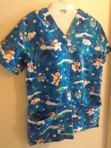 Frosty the Snowman Medium Scrub Top blau Weihnachtsbäume Winter 2 aufgesetzte Taschen - Bild 1 von 10