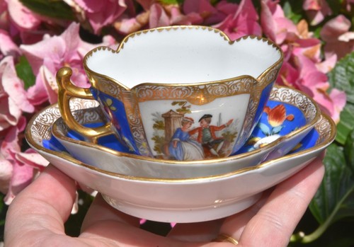 Rare 1800s Antique Helena Wolfsohn Dresden Quatrefoil Tea Trio - Courtly Couple - Picture 5 of 16