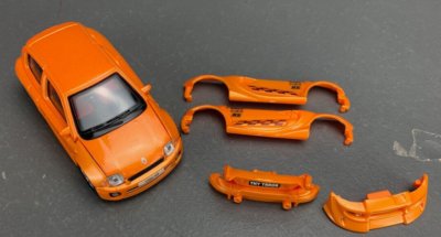 1:43 Maisto die-cast Clio v6 Renault Sport w/ interchangeable
