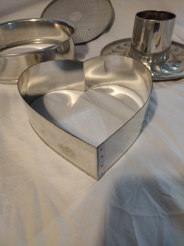 The Pampered Chef Metal Springform Pan Heart Cake Baking Set #1540 - Picture 6 of 8