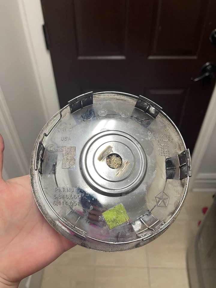 Chrysler Town & Country 2004-2007 OEM rueda cromada tapa central 04743572AA Foto 3 de 3