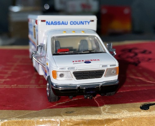 Kitbash 1/64 Ford E-550 NASSAU COUNTY POLICE AMBULANCE Code 3 Custom Made 1 Of 1 - Picture 9 of 24