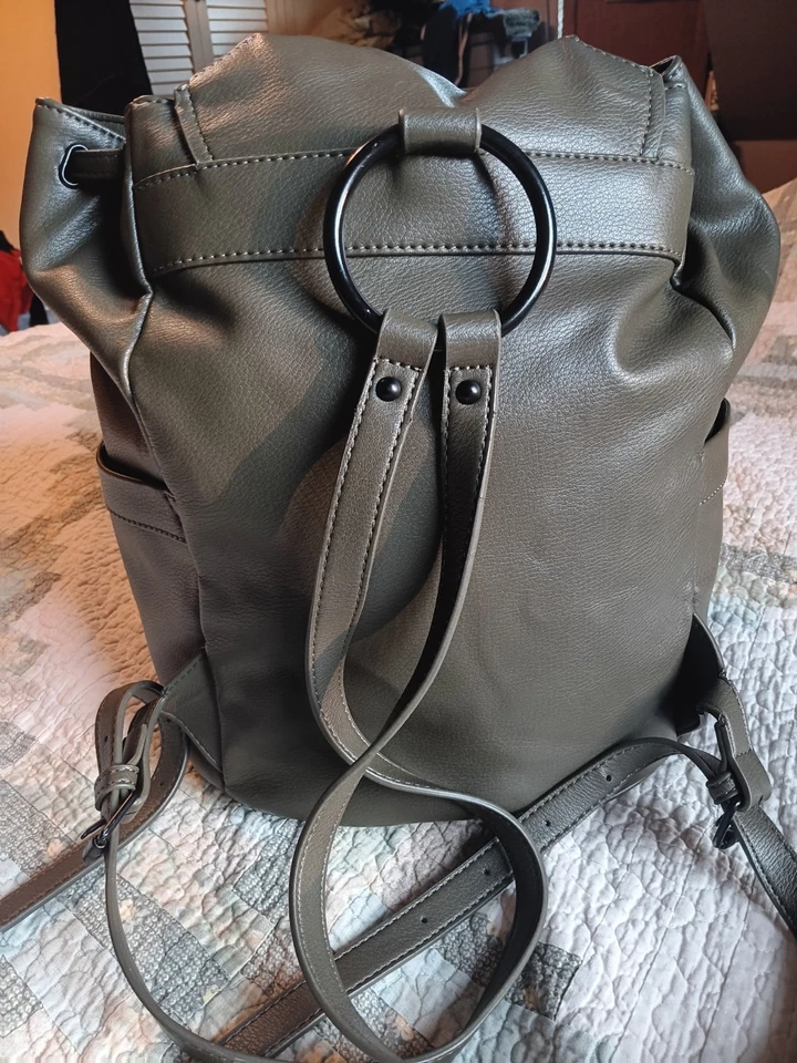 Mochila Elizabeth & James verde oliva con cordón de cuero vegano suave utilitario Foto 3 de 4