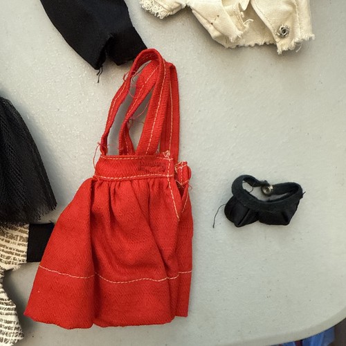 Lotto vestiti e accessori vintage BARBIE & KEN DOLL anni 60 30+ pezzi + 15 hangar - Foto 12 di 23