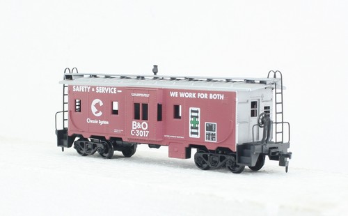 HO Athearn Bev-Bel 2214 Chessie System B&O C-3017 Bay Window Safety Caboose - Picture 4 of 9