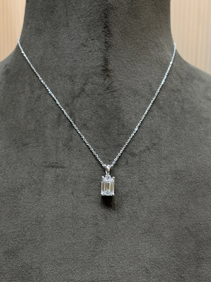 Colgante para mujer de diamantes creados en laboratorio de corte esmeralda de 3,020 quilates enchapado en oro blanco de 14 quilates Foto 4 de 4