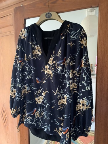 Zara Basic Blouse Size S Bird Motif on front. Blue/Black. - Foto 3 di 12