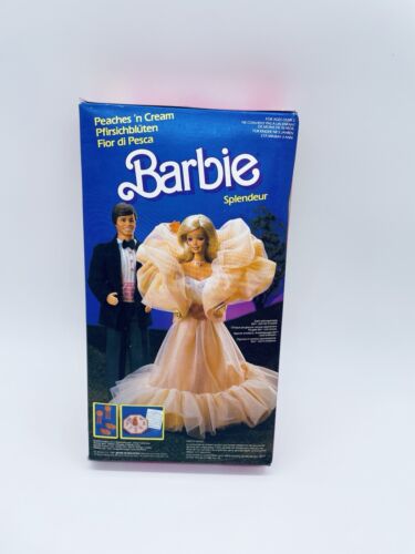 Barbie 1984 Peaches 'n Cream / Fior di Pesca Fabriqué en Malaisie NRFB - Foto 3 di 9