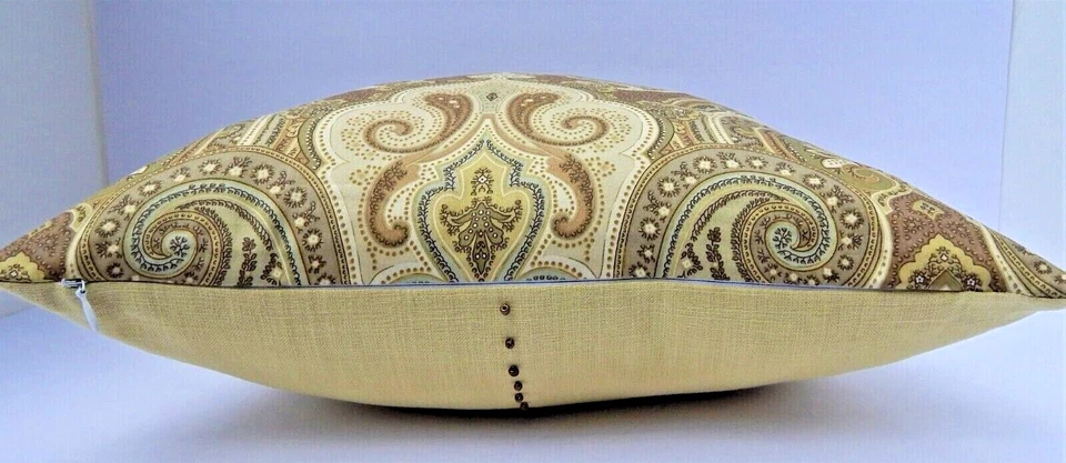 Capa de travesseiro designer 17x17" paisley exótica - verdes suaves, creme, bronzeados terrosos - Imagem 3 de 4