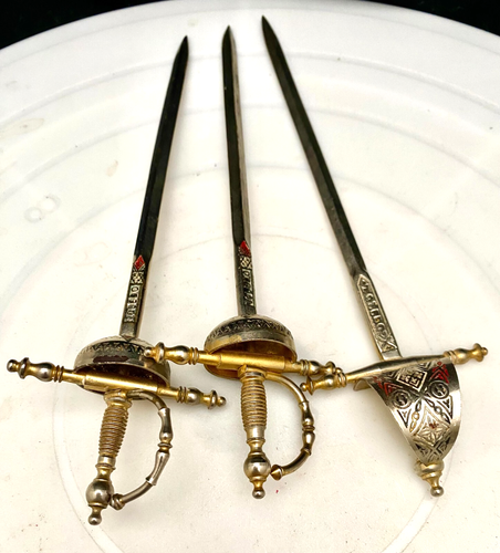TRES ESPADAS ESPAÑOLAS TOLEDO DAMASCENAS ORO ABRECARTAS 7" MARCADAS c1960 en muy buena condición - Imagen 7 de 9