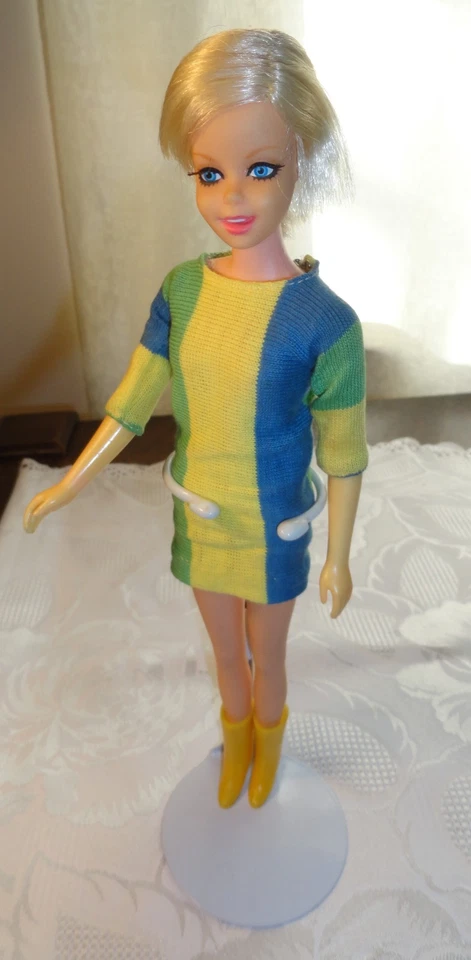 Muñeca TWIGGY de colección Twist N Turn hecha en Japón cabello rubio Barbie Foto 2 de 4