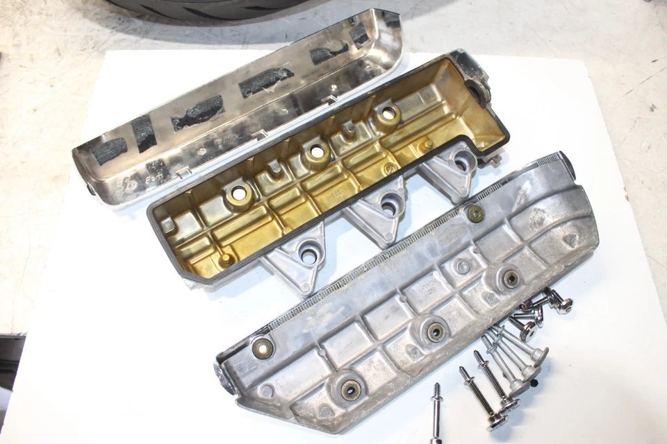 2001 - 2005 Honda GL1800 TAMPA ESQUERDA DA VÁLVULA DO MOTOR FABRICANTE DE EQUIPAMENTO ORIGINAL - Imagem 3 de 4