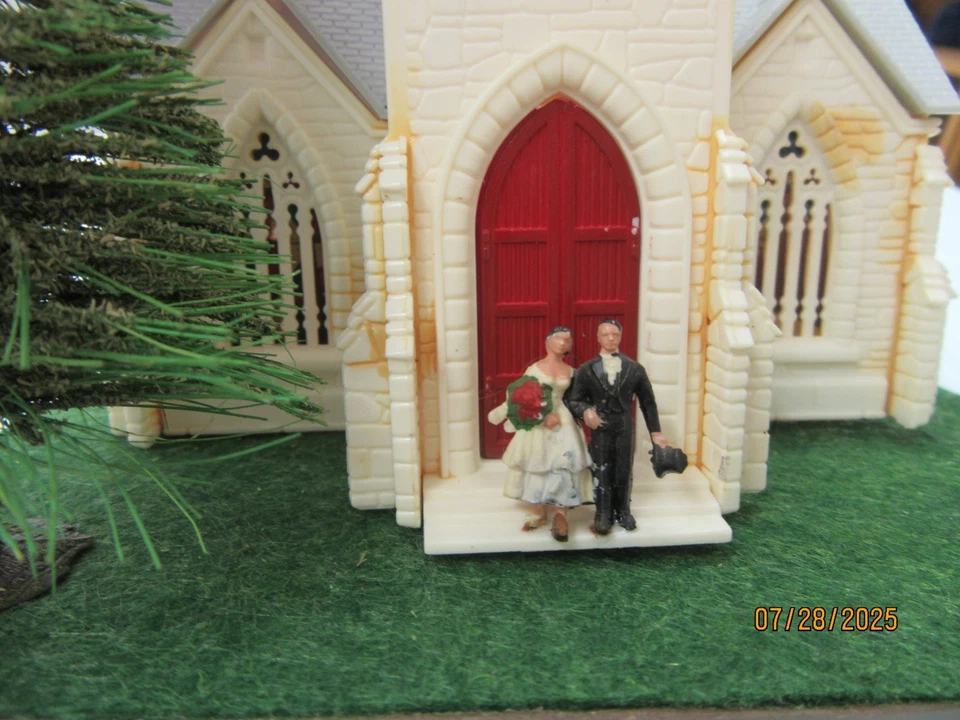 HO - Auhagen LED Iluminado Iglesia Boda Gente / Árbol añadido 6" x 6" x 7" Foto 2 de 4