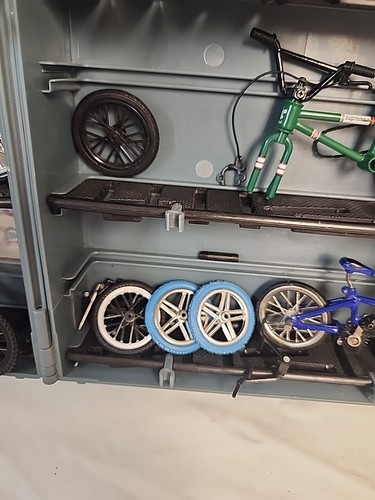 2011 Spin Master Flick Trix Odyssey Sunday Bike Shop Carry Case & 8 Bikes Tech - Picture 10 of 13