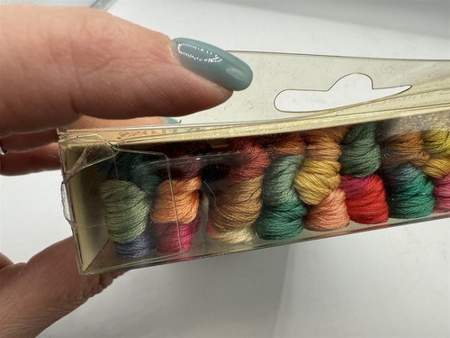 VINTAGE DMC COLLECTOR'S EDITION 30 NEWEST COLORS EMBROIDERY FLOSS SET - Picture 3 of 7