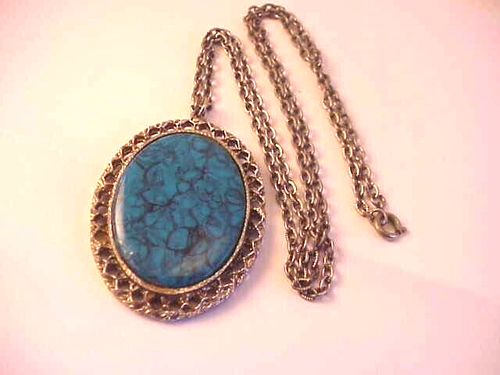 Colgante vintage imitación turquesa ovalado tono plata con cadena de 24" - Imagen 1 de 5