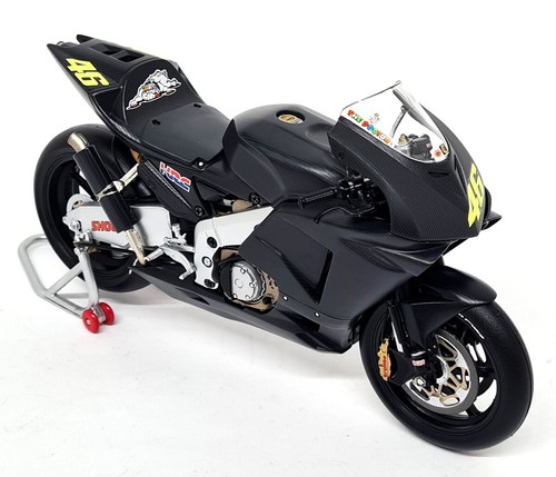 Minichamps 1/12 Honda RC211V 2002 Valentino Rossi Pre Season Test Motorbike - Bild 7 von 7