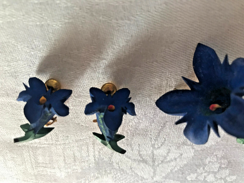 Vintage 1940's Brooch & Earrings Alpine Gentian Flowers Carved Wood - Picture 6 of 7
