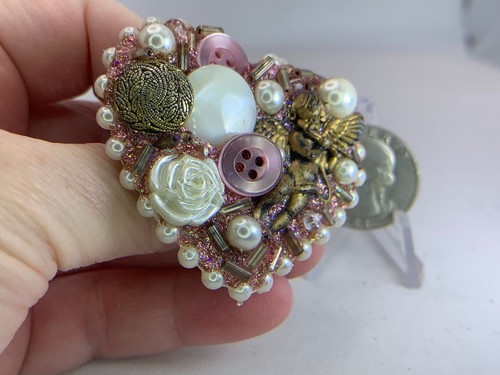 Valentine Heart Buttons & Beads Handcrafted Vintage Resin Brooch Pin V-10000 - Picture 2 of 3