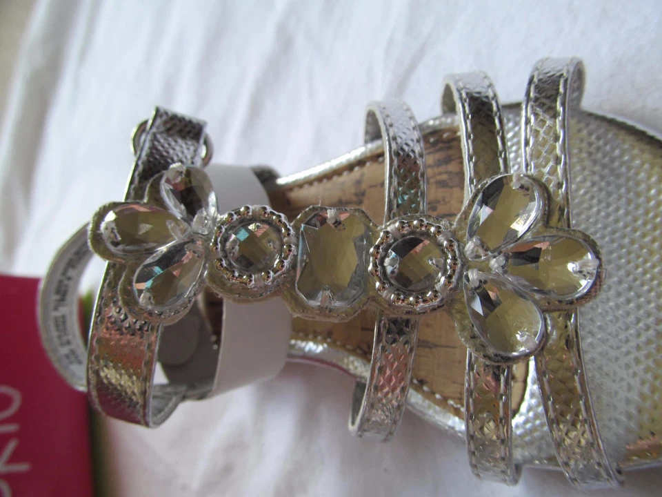 NUEVO CON ETIQUETAS Niñas NOOKIE DOKIE SANDALIAS PLATEADAS Y ESTRÁS con Arco, Talla 5 M, Macy Foto 3 de 4