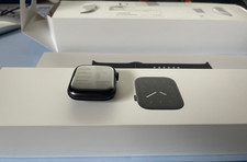 Apple Watch Series 5 44mm Space Grau Aluminiumgehäuse mit Schwarz Sportarmband -