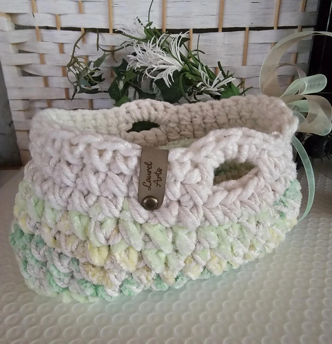 Bassinet with Mattress, 9x6x4 inches for dolls up to 7 or 8 inches - Bild 1 von 10