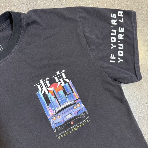 Fresh Laundry Tokyo Car Shirt Uomo Media Grafica Giapponese Skyline Racing Tee - Foto 3 di 8