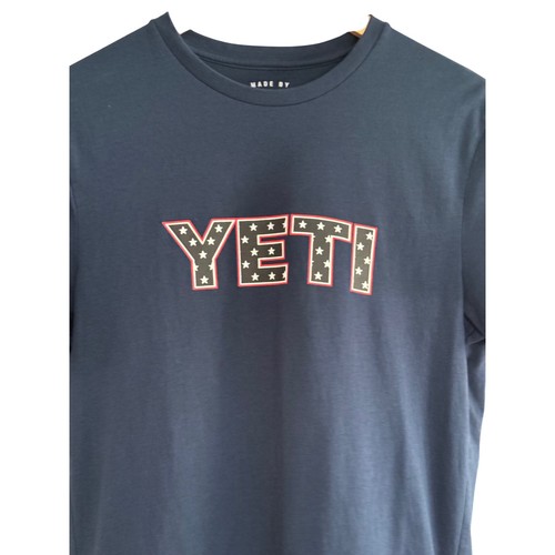 Camiseta YETI Estrellas y Rayas Azul Marino Para Hombre Pequeña Gráfica Logo Camiseta - Imagen 2 de 4
