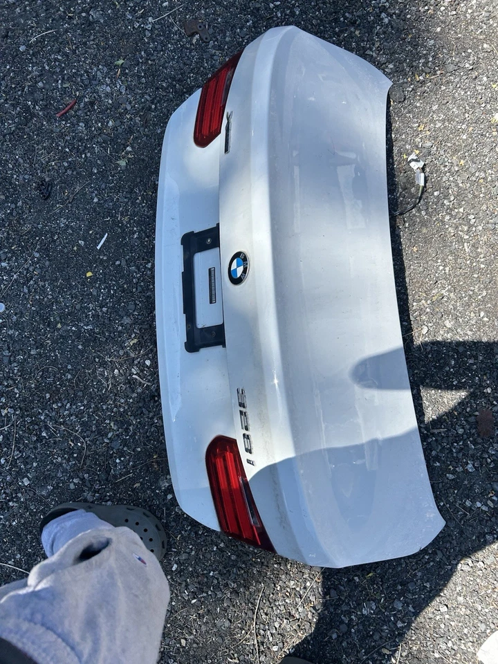 BMW 328i xDrive 2015 tapa maletero con luces traseras - blanco alpino Foto 2 de 3