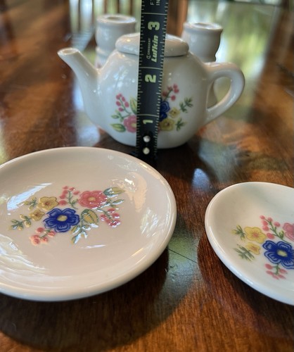 Strombecker Children’s Doll Tea Set 39 pc set Plates Cups Saucers Teapot & More - Foto 20 di 21
