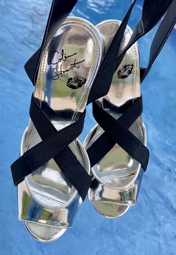 GLÄNZENDE SILBERNE PLATEAU STILETTOS MIT SCHWARZEN STRETCHIGEN TRÄGERN — NEU — GRÖSSE 6,5 - Bild 2 von 14