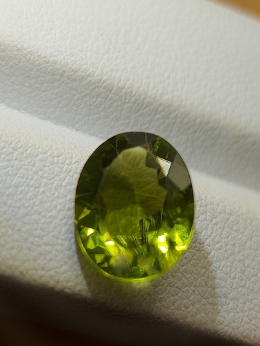 Natural peridot gemstone - faceted natural green Chrysolite 5.00 CTS - Picture 7 of 12