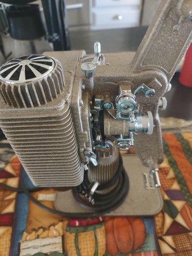 PROYECTOR VINTAGE 1940 REVERE MODELO 85 8mm CON ESTUCHE PROBADO para funcionar estado. - Imagen 2 de 7