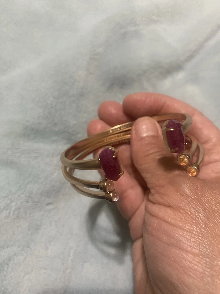 Juego de brazaletes Kendra Scott tono oro rosa - 3 brazaletes abiertos con piedras Foto 3 de 3